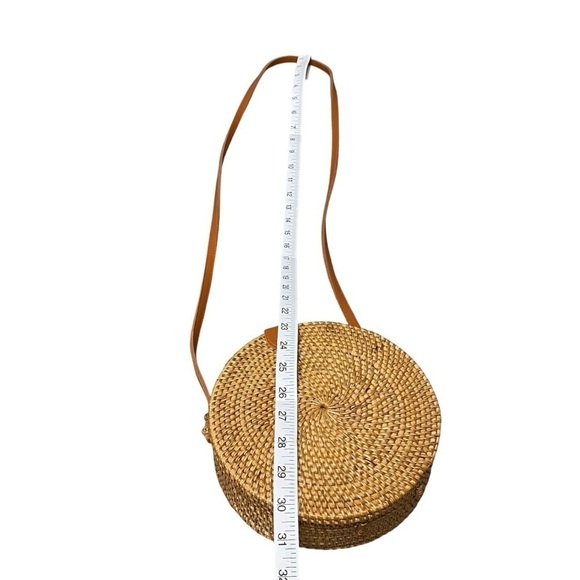 Rattan‎ round small crossbody purse floral lining snap closure. - Picture 5 of 16